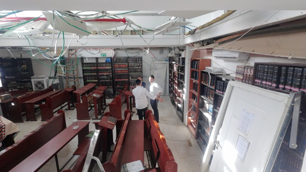 דחפורים הרסו את בית המדרש - תוך ביזוי ספרי התורה