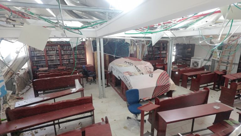 דחפורים הרסו את בית המדרש – תוך ביזוי ספרי התורה