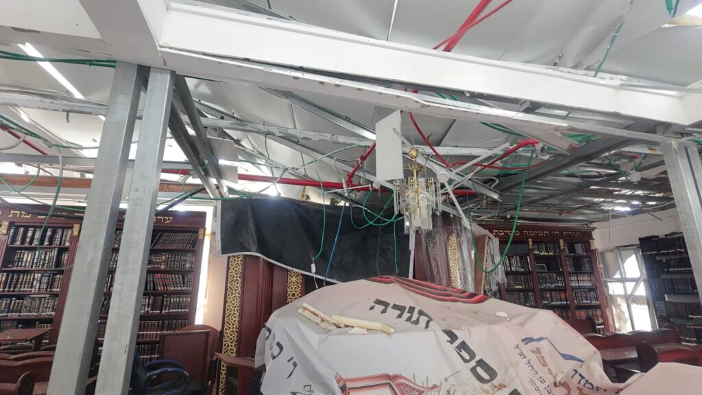 דחפורים הרסו את בית המדרש - תוך ביזוי ספרי התורה