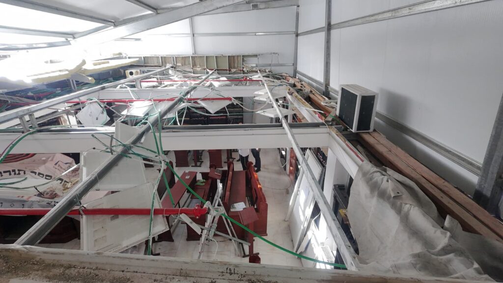 דחפורים הרסו את בית המדרש - תוך ביזוי ספרי התורה