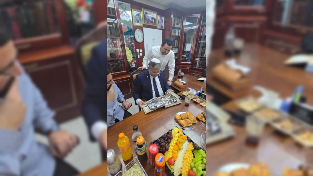 איצקוביץ': הקלידן של המלך וחגיגות המיליונים בארמון הפאר