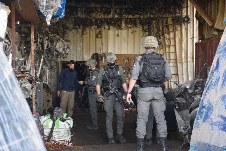 עשרות לוחמים פשטו על הכפר בעקבות פיגועי האבנים