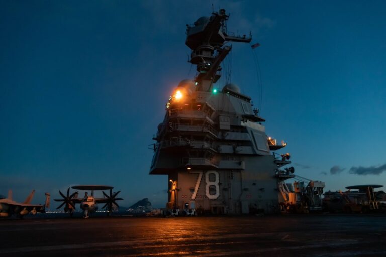 ברקע המשך השיחות: ארה"ב נערכת למערכה מול איראן