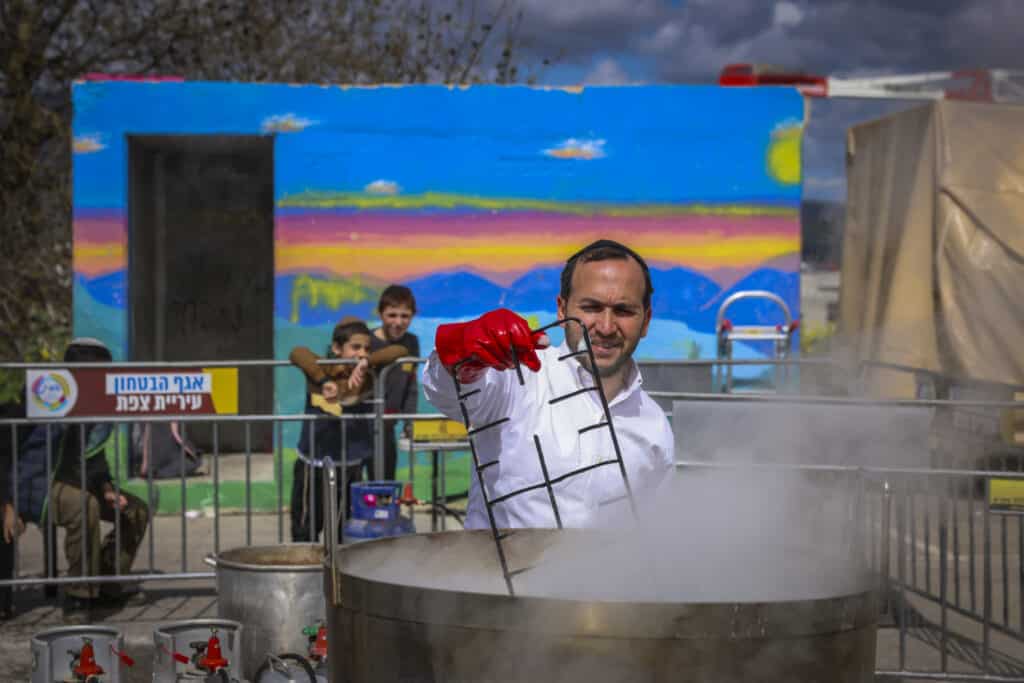 צפו בגלריה: תושבי צפת יצאו להגעיל כלים לכבוד פסח