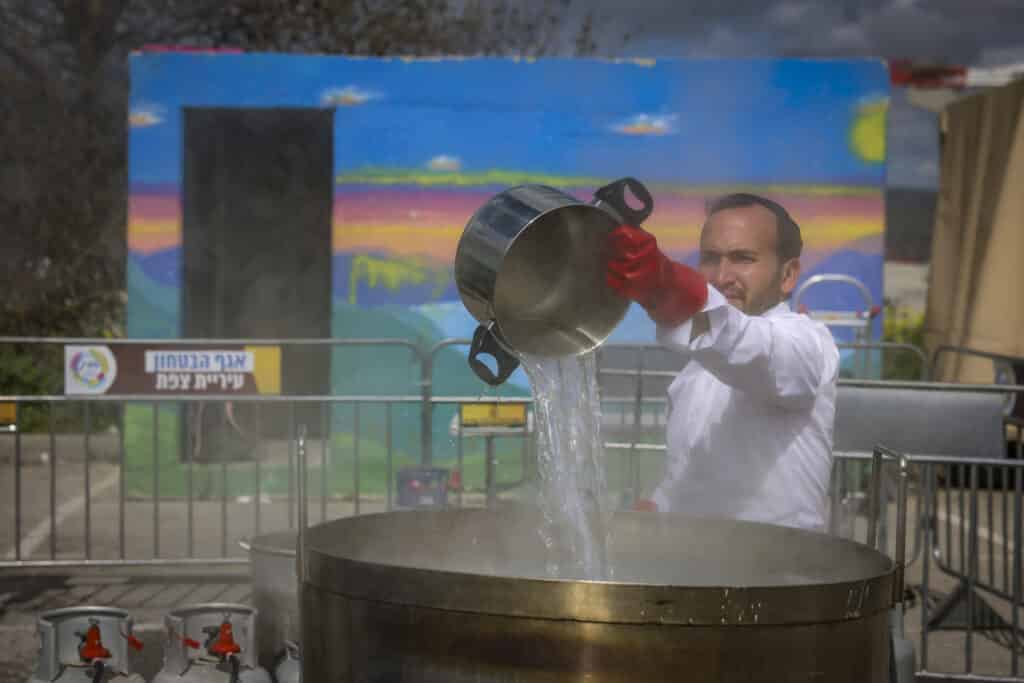 צפו בגלריה: תושבי צפת יצאו להגעיל כלים לכבוד פסח