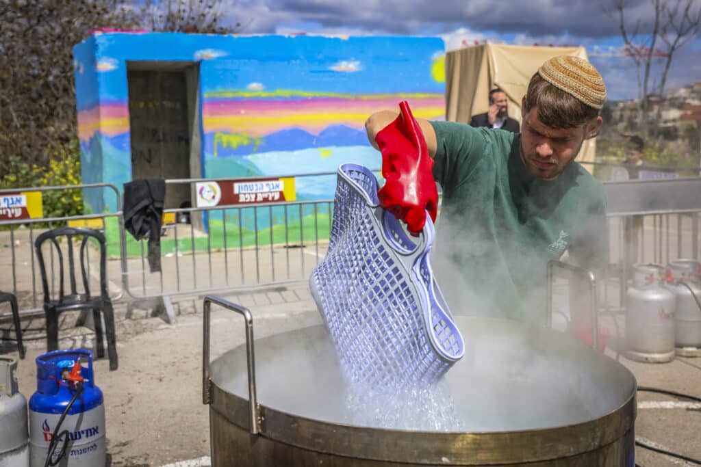 צפו בגלריה: תושבי צפת יצאו להגעיל כלים לכבוד פסח
