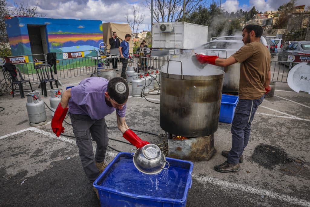צפו בגלריה: תושבי צפת יצאו להגעיל כלים לכבוד פסח