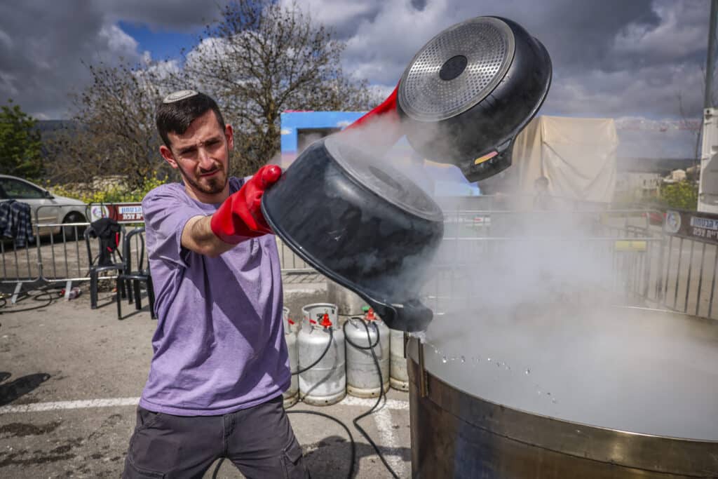 צפו בגלריה: תושבי צפת יצאו להגעיל כלים לכבוד פסח