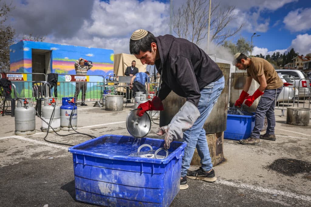 צפו בגלריה: תושבי צפת יצאו להגעיל כלים לכבוד פסח