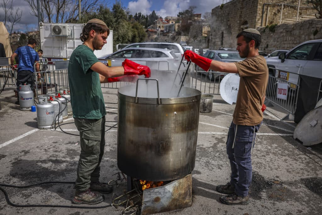 צפו בגלריה: תושבי צפת יצאו להגעיל כלים לכבוד פסח