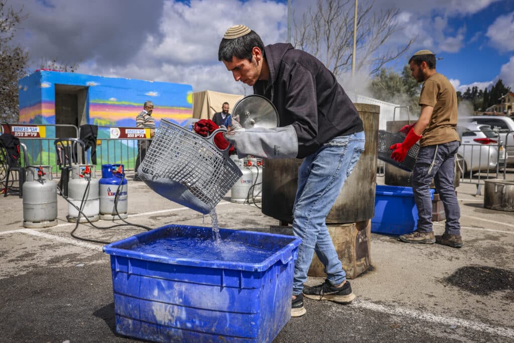 צפו בגלריה: תושבי צפת יצאו להגעיל כלים לכבוד פסח