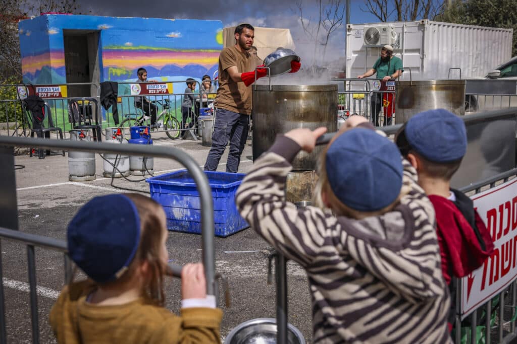 צפו בגלריה: תושבי צפת יצאו להגעיל כלים לכבוד פסח