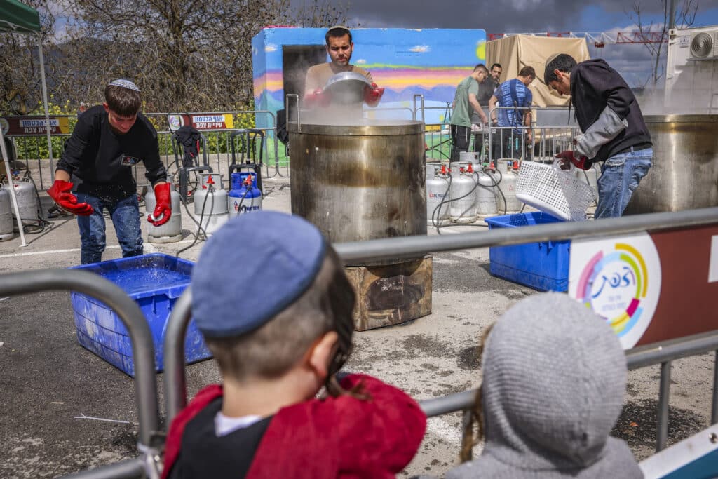 צפו בגלריה: תושבי צפת יצאו להגעיל כלים לכבוד פסח