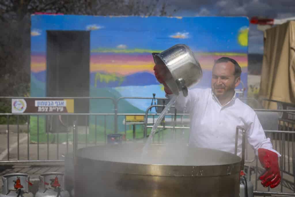 צפו בגלריה: תושבי צפת יצאו להגעיל כלים לכבוד פסח