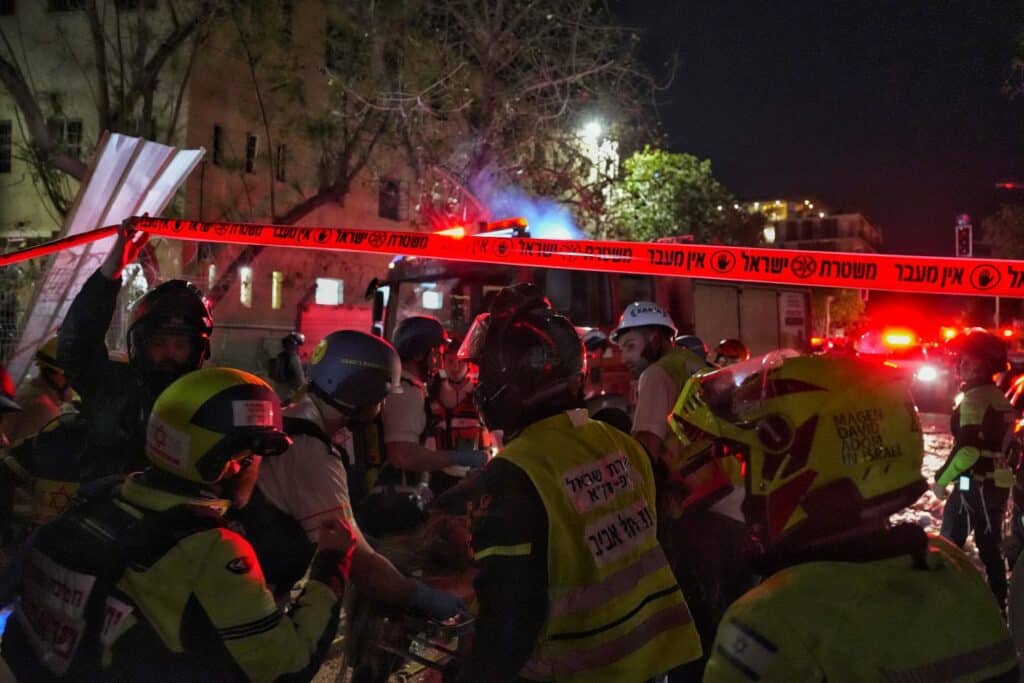 טרגדיה בתל אביב: אישה נהרגה ועשרות פצועים בזירה טרגדיה בתל אביב: אישה נהרגה ועשרות פצועים בזירה