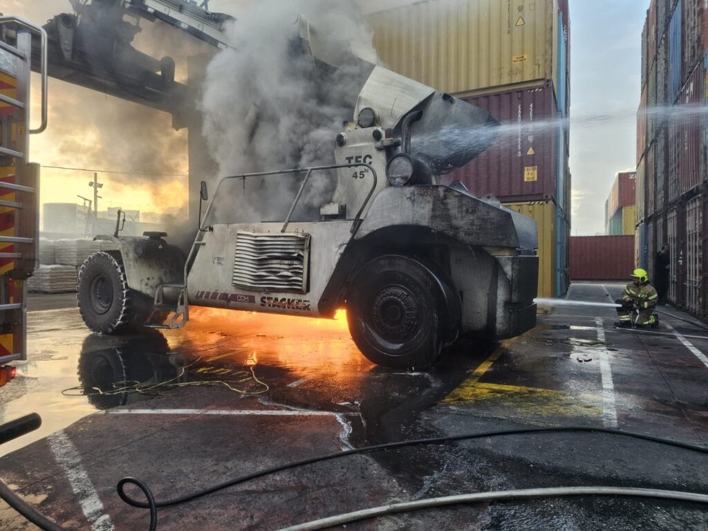 להבות ענק בחיפה: נזק במיליונים מפגיעת טיל במסוף המכולות