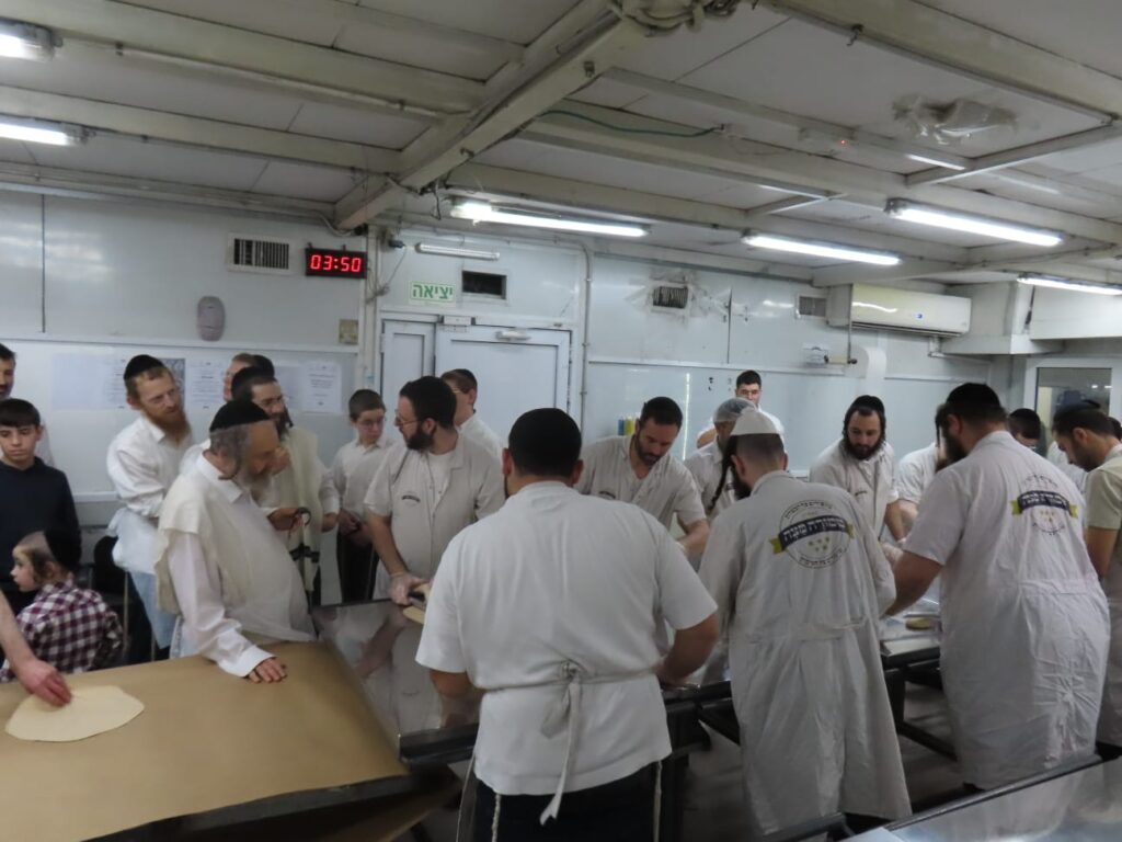 גלריה: הפוסק הנודע אפה בעצמו את המצות והפריש חלה