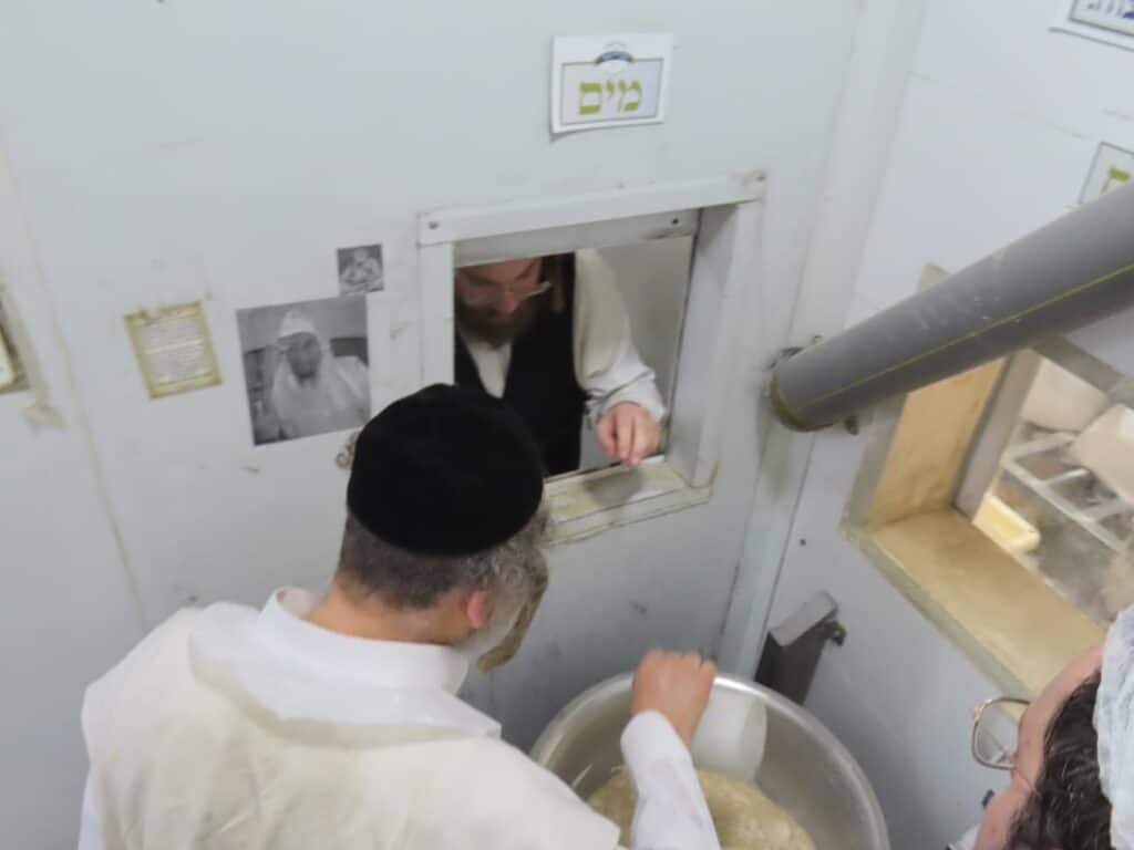 גלריה: הפוסק הנודע אפה בעצמו את המצות והפריש חלה