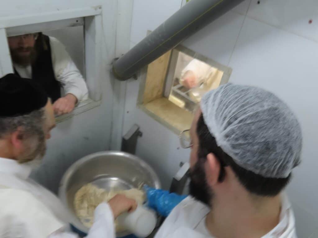 גלריה: הפוסק הנודע אפה בעצמו את המצות והפריש חלה