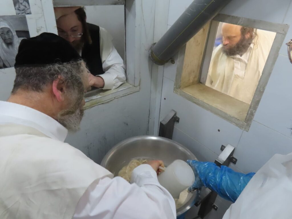 גלריה: הפוסק הנודע אפה בעצמו את המצות והפריש חלה