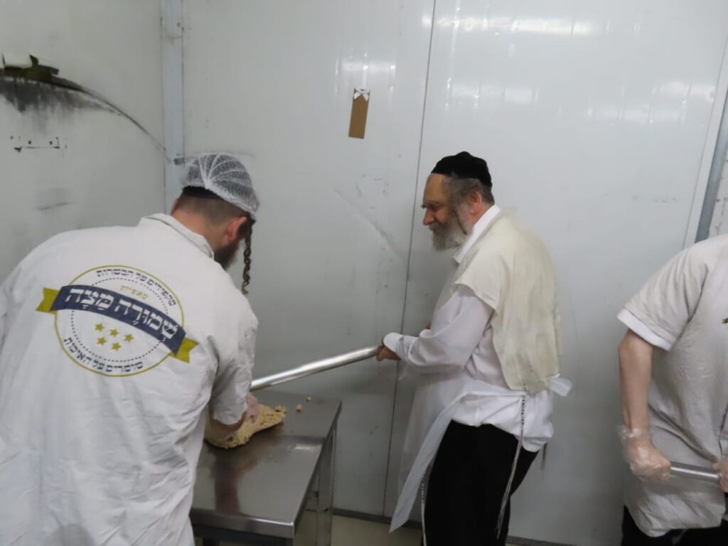 גלריה: הפוסק הנודע אפה בעצמו את המצות והפריש חלה