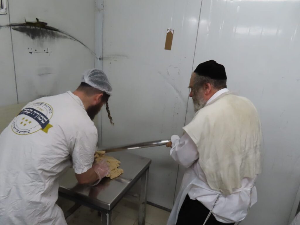 גלריה: הפוסק הנודע אפה בעצמו את המצות והפריש חלה