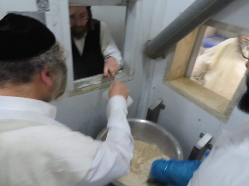 גלריה: הפוסק הנודע אפה בעצמו את המצות והפריש חלה