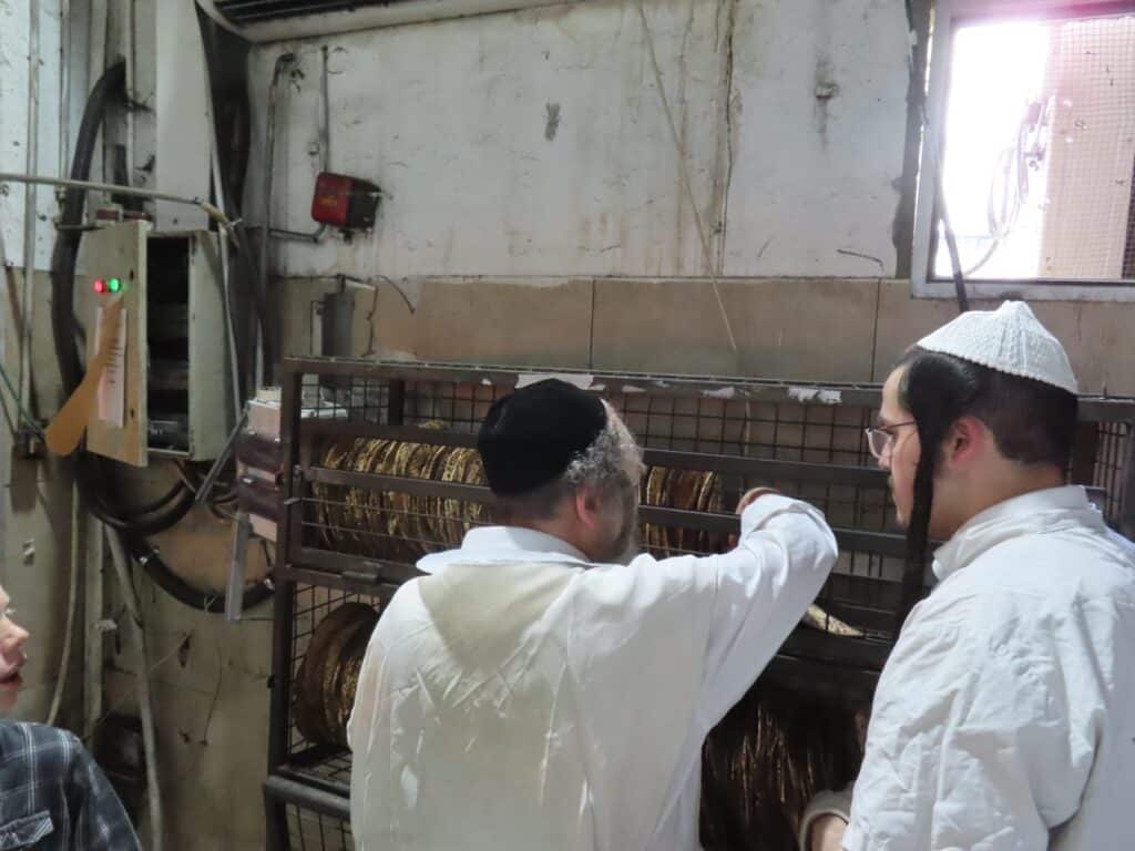 גלריה: הפוסק הנודע אפה בעצמו את המצות והפריש חלה