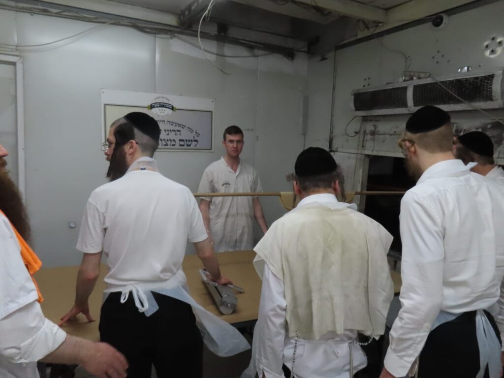 גלריה: הפוסק הנודע אפה בעצמו את המצות והפריש חלה