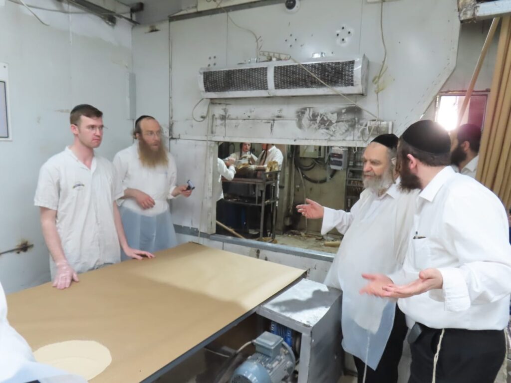 גלריה: הפוסק הנודע אפה בעצמו את המצות והפריש חלה