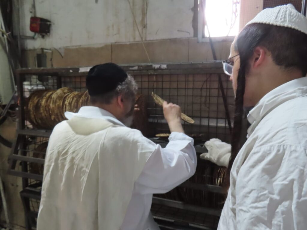 גלריה: הפוסק הנודע אפה בעצמו את המצות והפריש חלה