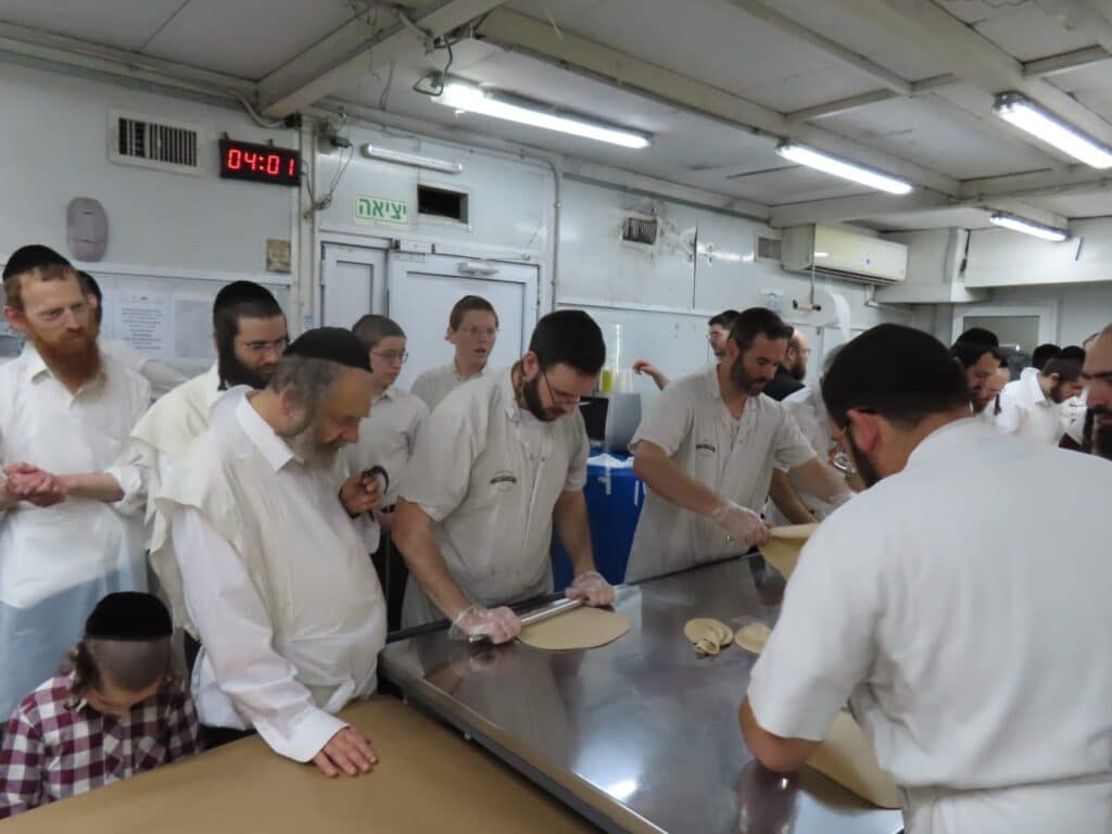 גלריה: הפוסק הנודע אפה בעצמו את המצות והפריש חלה