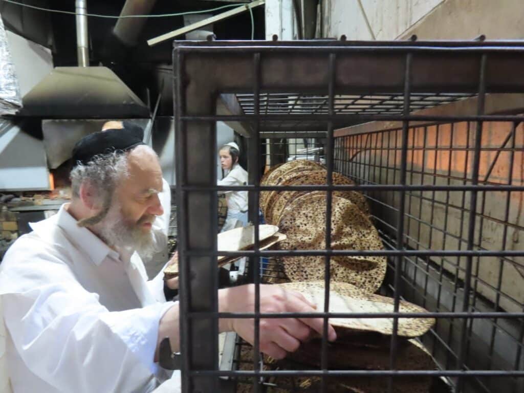 גלריה: הפוסק הנודע אפה בעצמו את המצות והפריש חלה