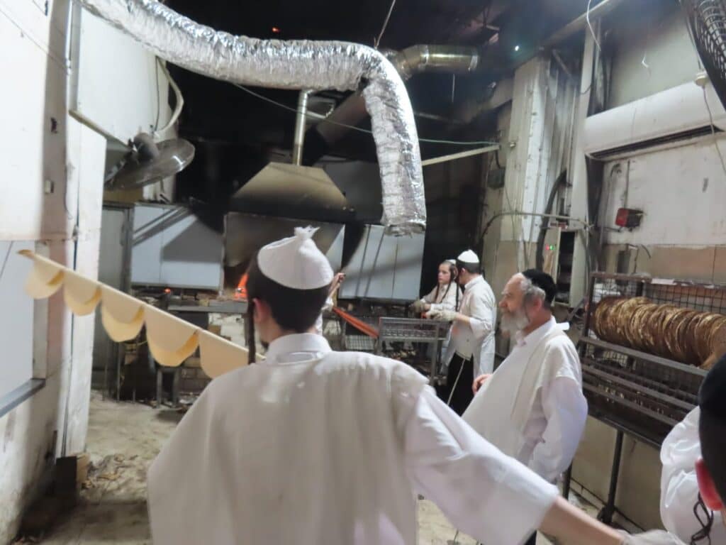 גלריה: הפוסק הנודע אפה בעצמו את המצות והפריש חלה