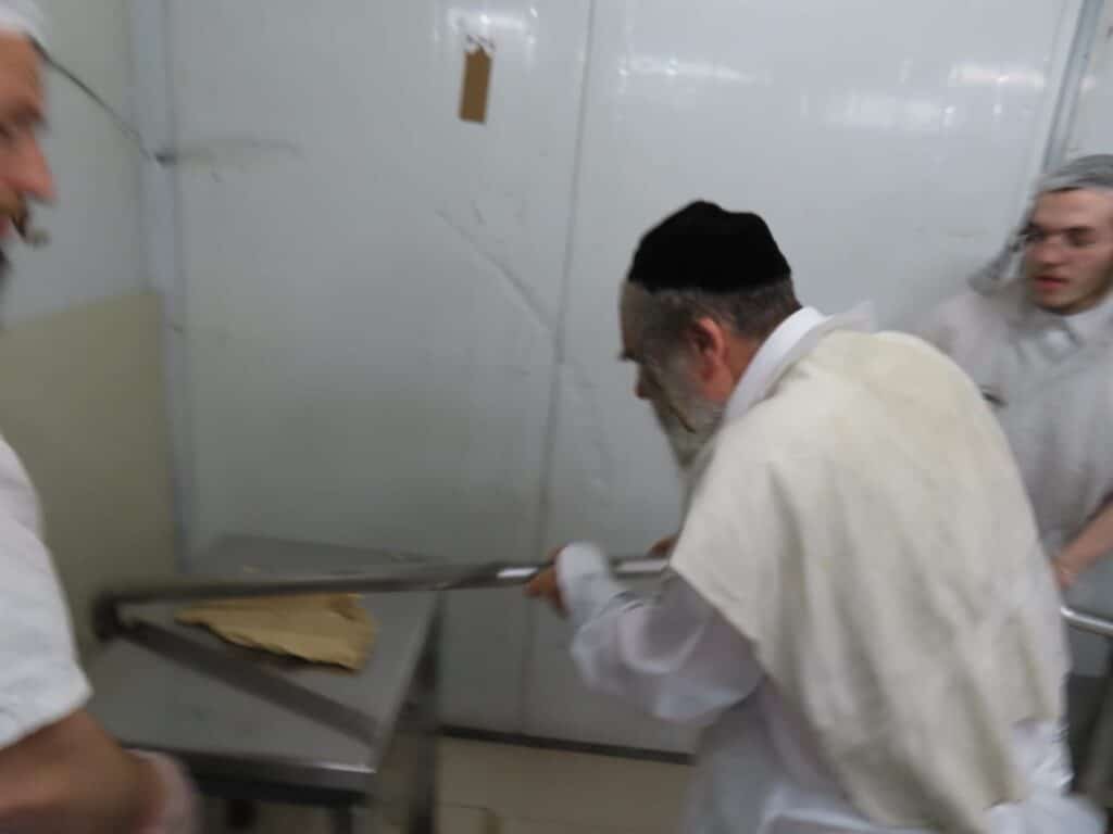 גלריה: הפוסק הנודע אפה בעצמו את המצות והפריש חלה