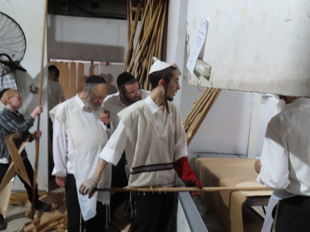 גלריה: הפוסק הנודע אפה בעצמו את המצות והפריש חלה