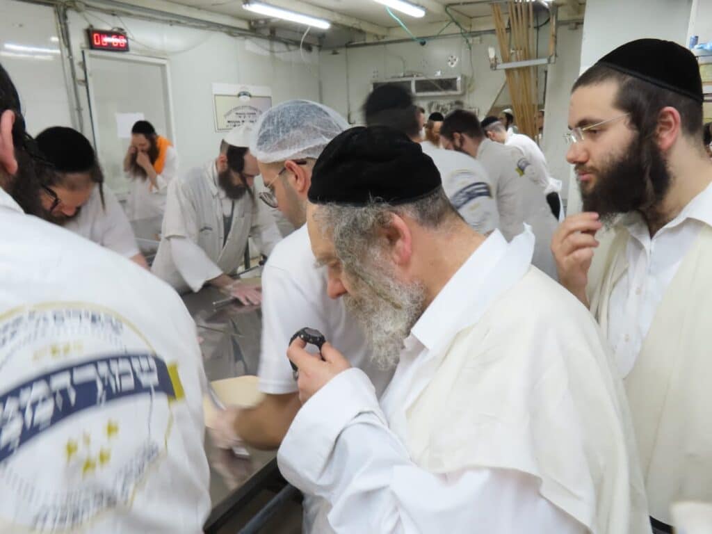 גלריה: הפוסק הנודע אפה בעצמו את המצות והפריש חלה