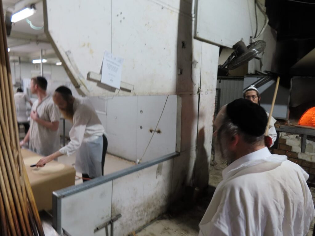 גלריה: הפוסק הנודע אפה בעצמו את המצות והפריש חלה