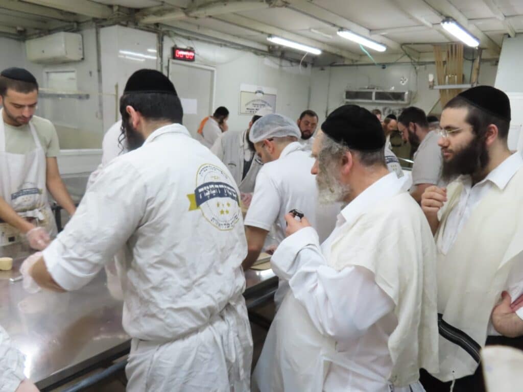 גלריה: הפוסק הנודע אפה בעצמו את המצות והפריש חלה