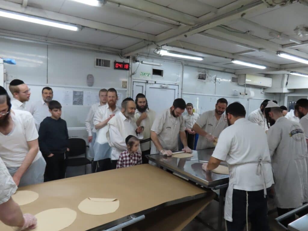 גלריה: הפוסק הנודע אפה בעצמו את המצות והפריש חלה