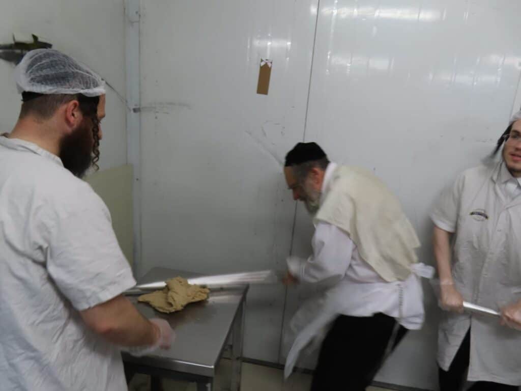 גלריה: הפוסק הנודע אפה בעצמו את המצות והפריש חלה