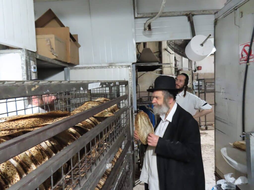 גלריה: הפוסק הנודע אפה בעצמו את המצות והפריש חלה