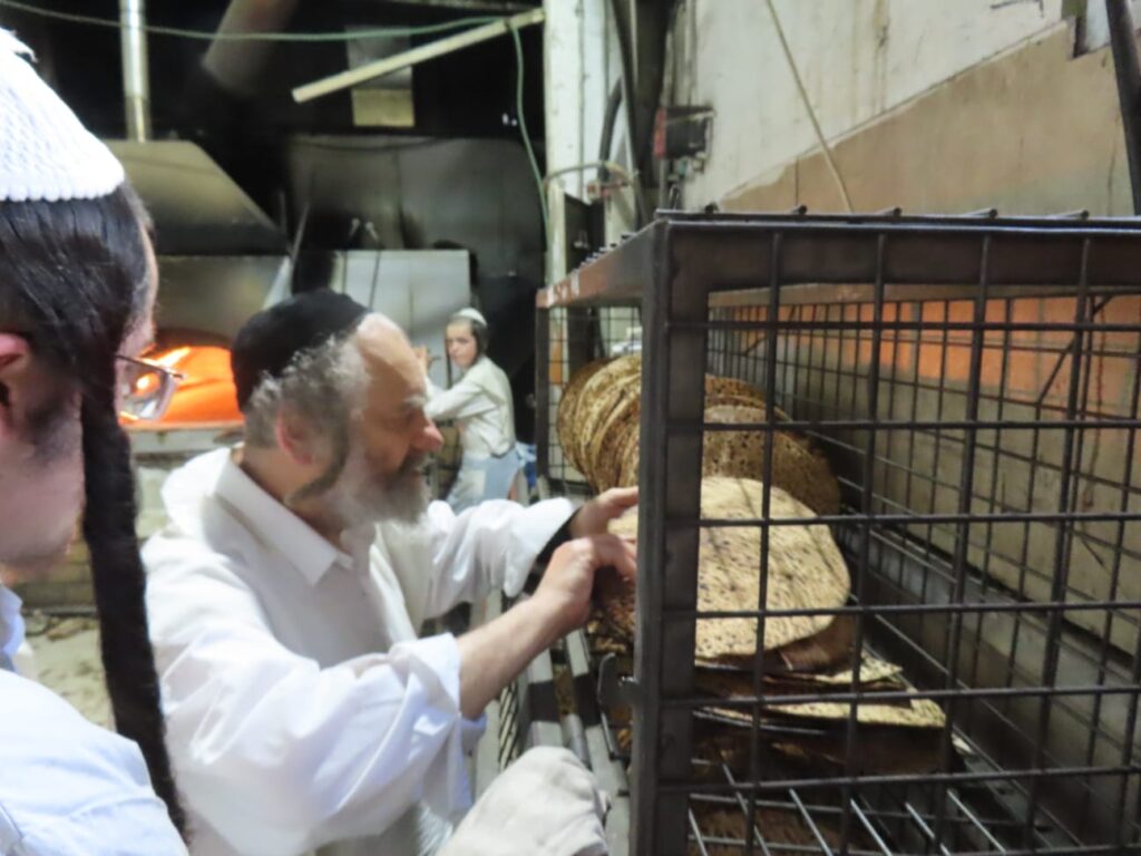 גלריה: הפוסק הנודע אפה בעצמו את המצות והפריש חלה