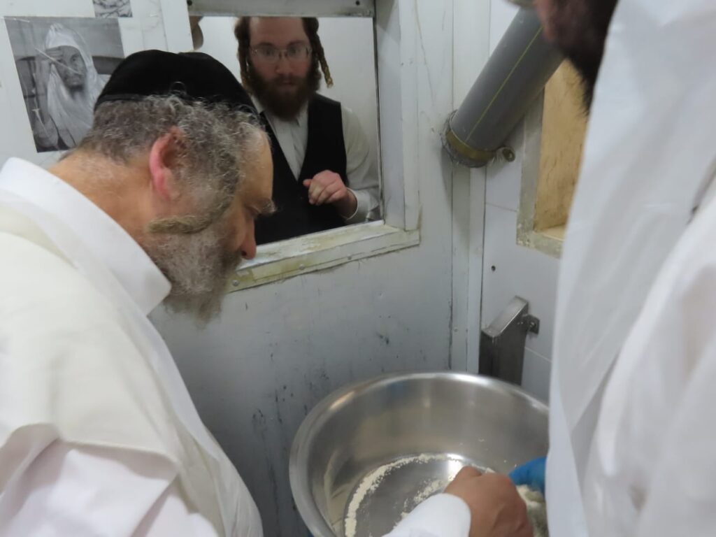 גלריה: הפוסק הנודע אפה בעצמו את המצות והפריש חלה