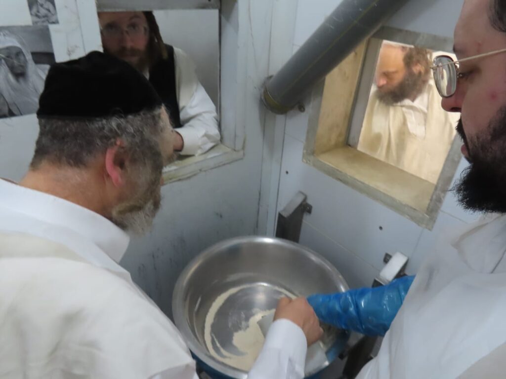 גלריה: הפוסק הנודע אפה בעצמו את המצות והפריש חלה