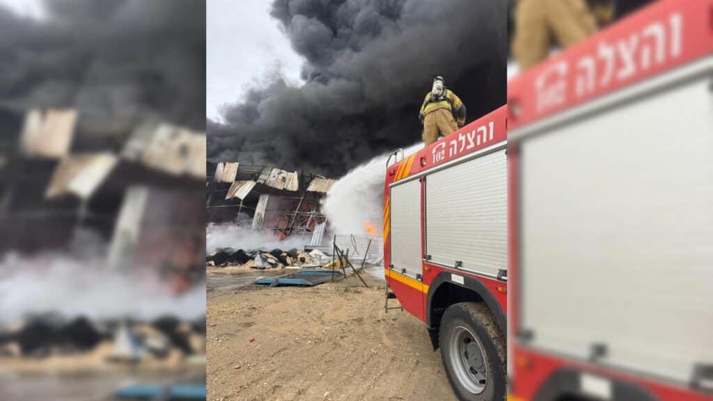 תיעודים משריפת הענק במפעל ברמת חובב שנפגע מרסיס