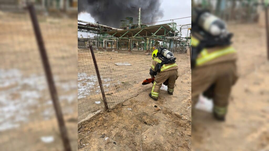 תיעודים משריפת הענק במפעל ברמת חובב שנפגע מרסיס
