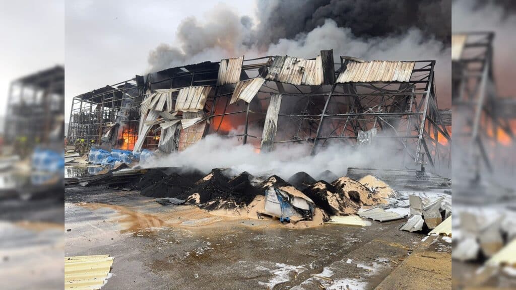 תיעודים משריפת הענק במפעל ברמת חובב שנפגע מרסיס