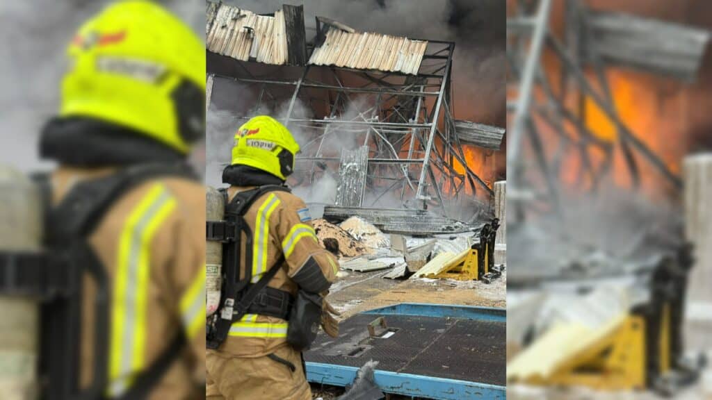 תיעודים משריפת הענק במפעל ברמת חובב שנפגע מרסיס