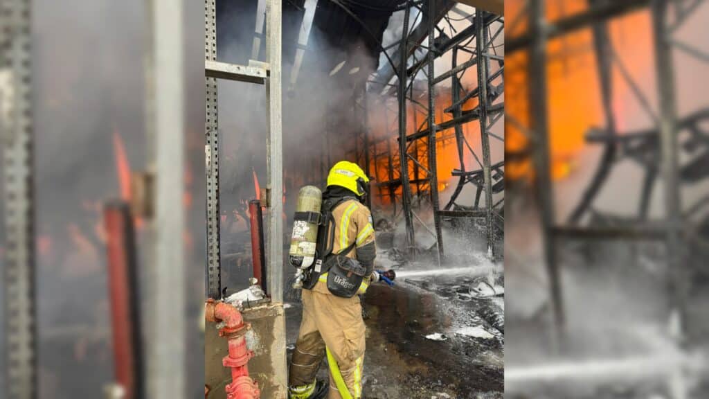 תיעודים משריפת הענק במפעל ברמת חובב שנפגע מרסיס